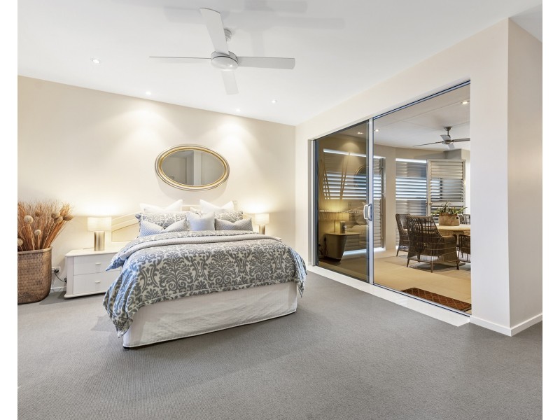 4 Hampton Court, Sovereign Islands QLD 4216