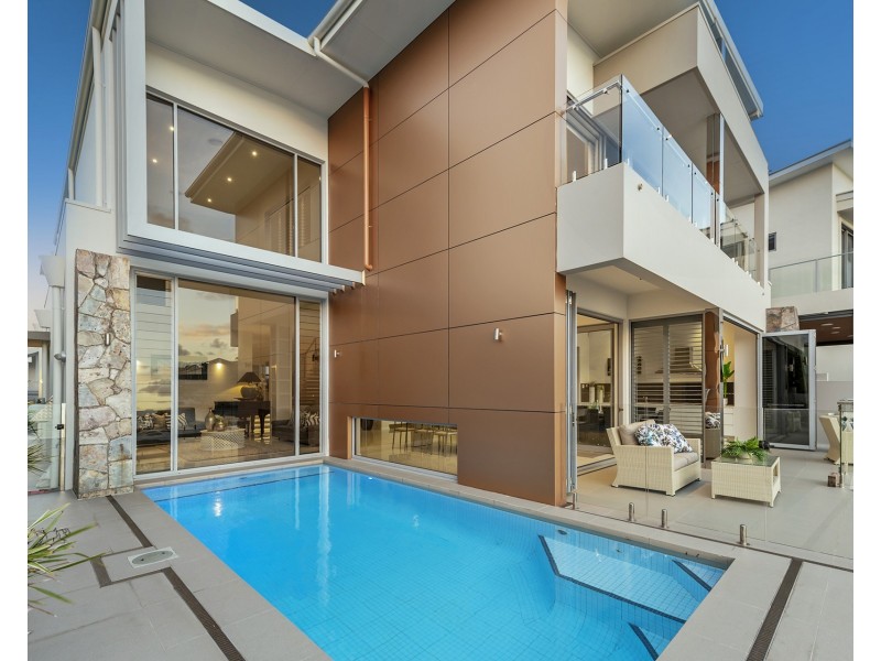 4 Hampton Court, Sovereign Islands QLD 4216