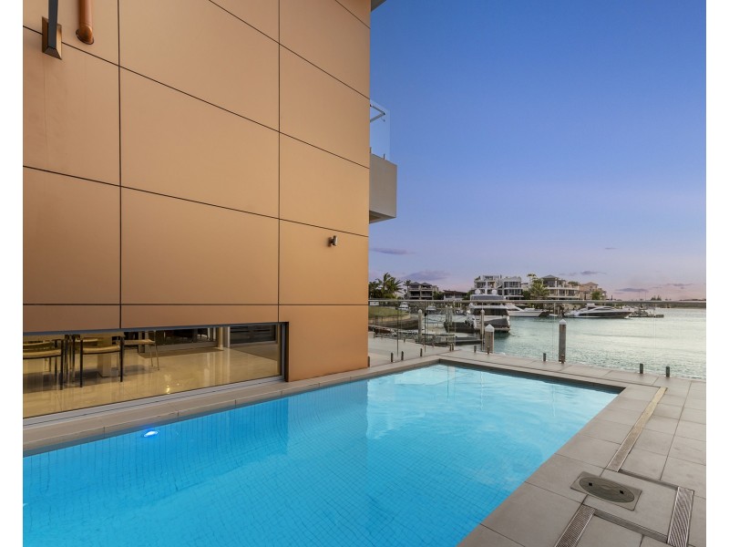 4 Hampton Court, Sovereign Islands QLD 4216