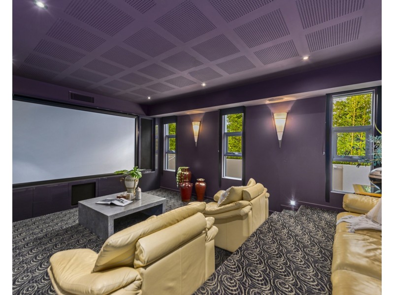 4 Hampton Court, Sovereign Islands QLD 4216