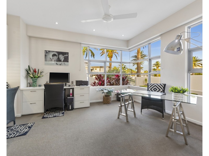 4 Hampton Court, Sovereign Islands QLD 4216