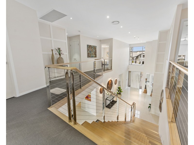 4 Hampton Court, Sovereign Islands QLD 4216