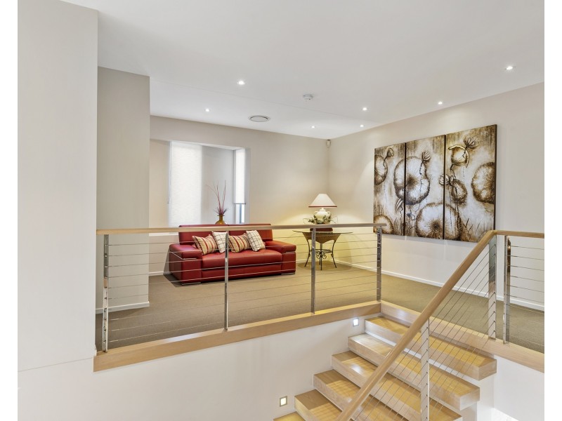 4 Hampton Court, Sovereign Islands QLD 4216