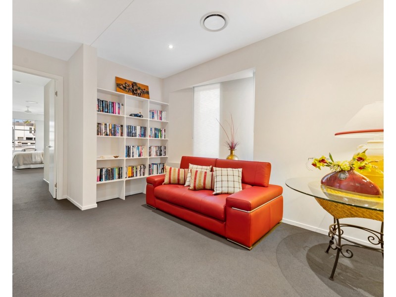 4 Hampton Court, Sovereign Islands QLD 4216