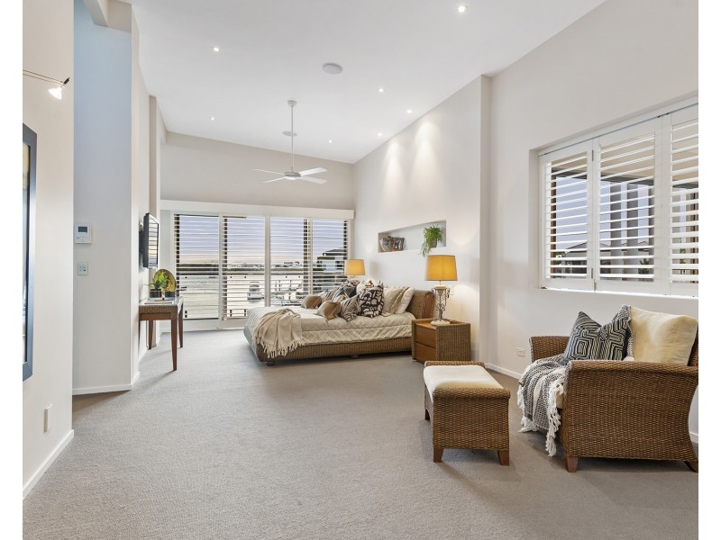 4 Hampton Court, Sovereign Islands QLD 4216