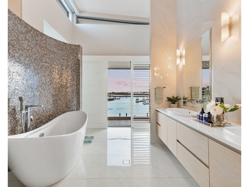 4 Hampton Court, Sovereign Islands QLD 4216