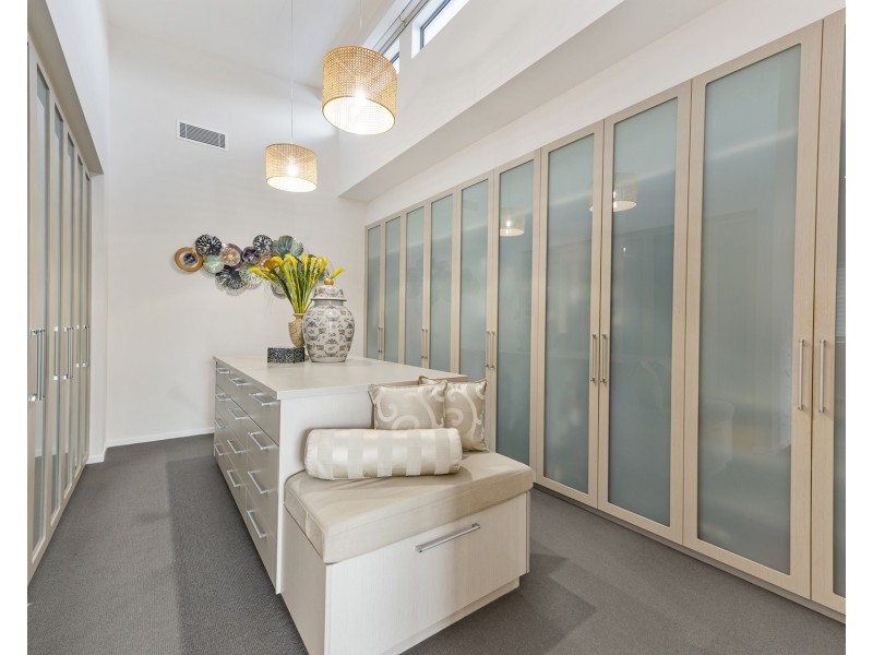 4 Hampton Court, Sovereign Islands QLD 4216