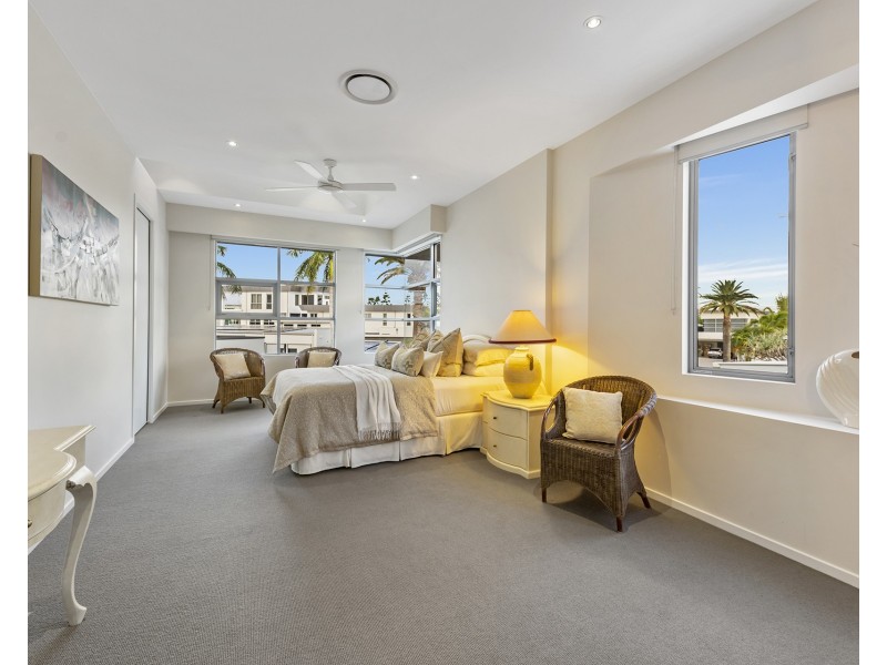 4 Hampton Court, Sovereign Islands QLD 4216