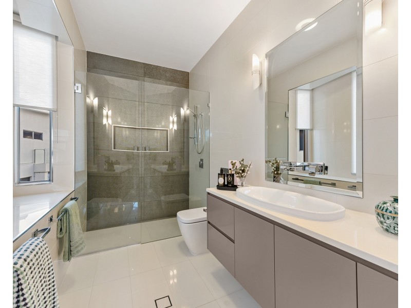 4 Hampton Court, Sovereign Islands QLD 4216