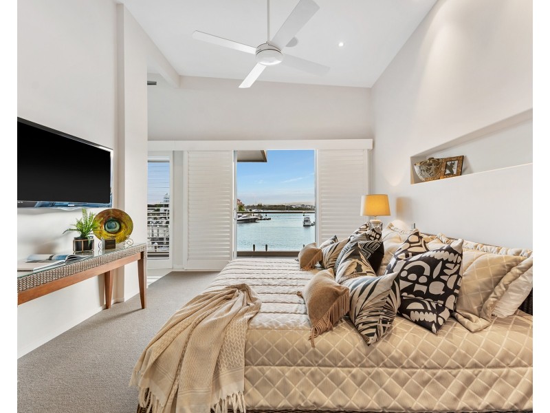 4 Hampton Court, Sovereign Islands QLD 4216