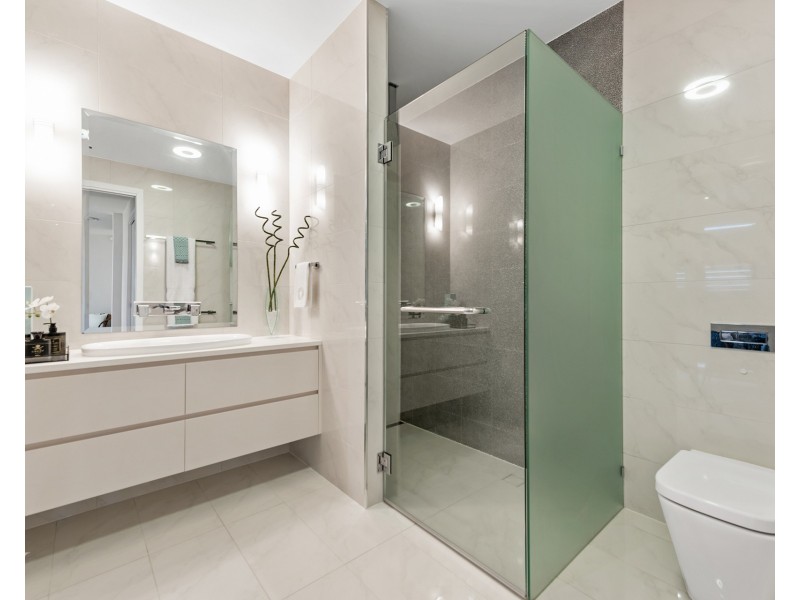 4 Hampton Court, Sovereign Islands QLD 4216