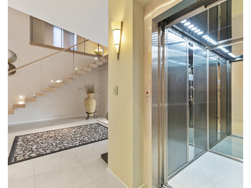 4 Hampton Court, Sovereign Islands QLD 4216