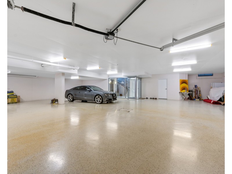 4 Hampton Court, Sovereign Islands QLD 4216