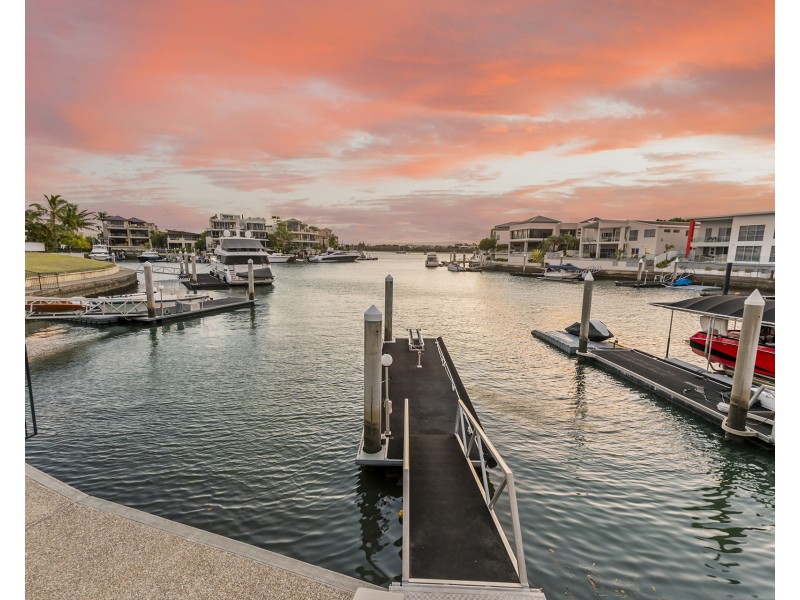 4 Hampton Court, Sovereign Islands QLD 4216