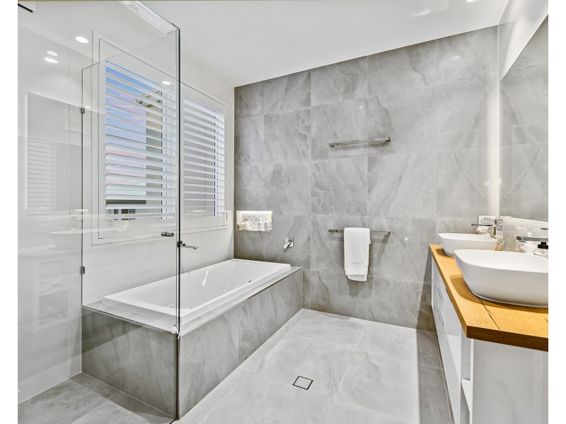 46 River Vista Way, Paradise Point QLD 4216