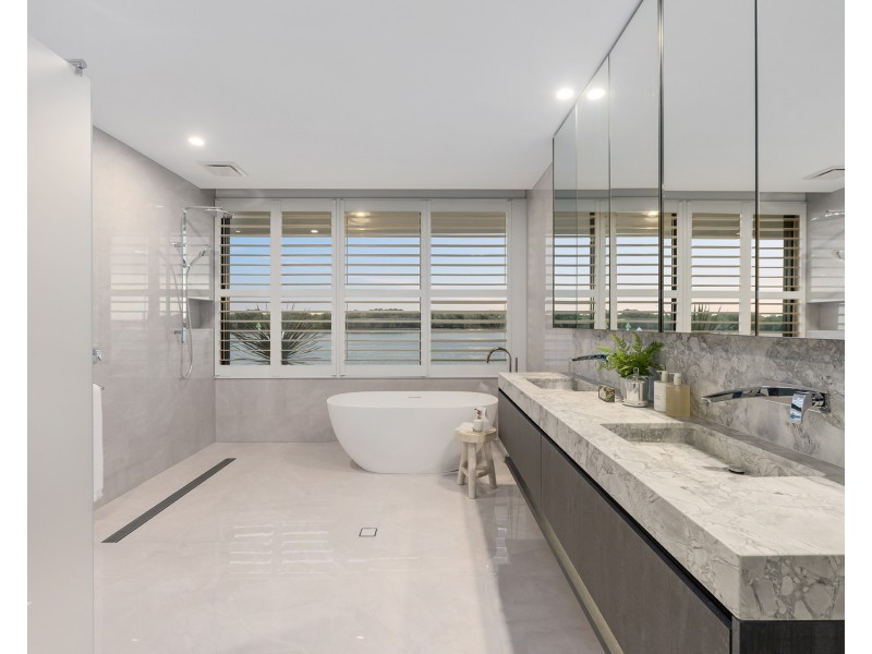 1/2 Paradise Parade, Paradise Point QLD 4216