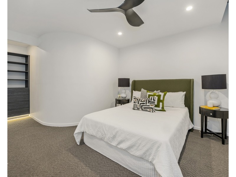 1/2 Paradise Parade, Paradise Point QLD 4216