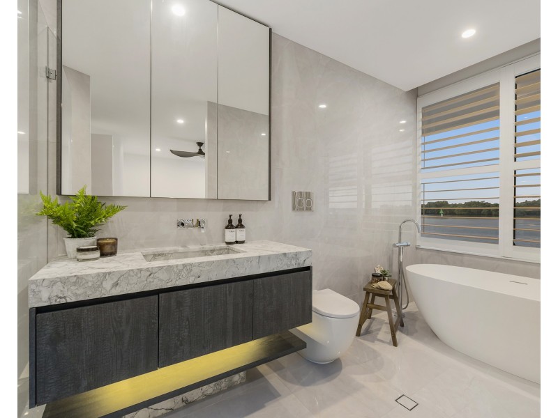 1/2 Paradise Parade, Paradise Point QLD 4216