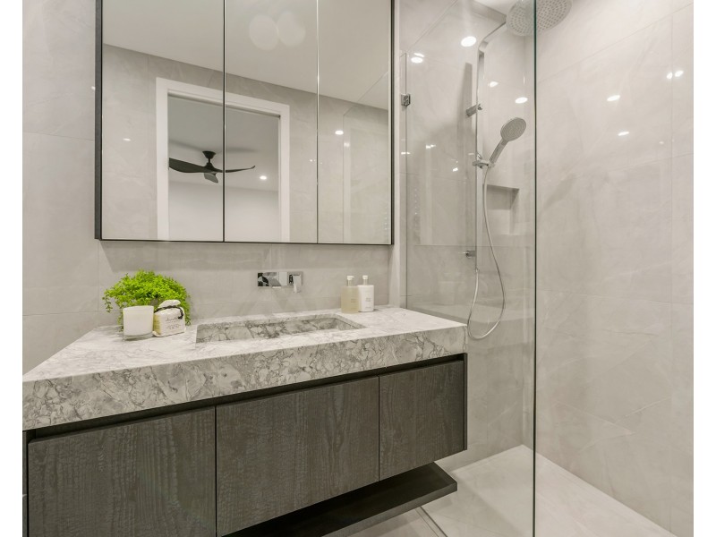 1/2 Paradise Parade, Paradise Point QLD 4216