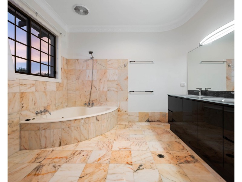 11 Angus Court, Benowa Waters QLD 4217