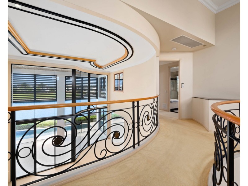 53 Royal Albert Crescent, Sovereign Islands QLD 4216