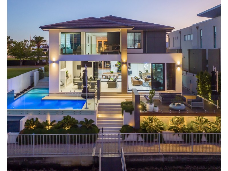 14 Royal Albert Crescent, Sovereign Islands QLD 4216