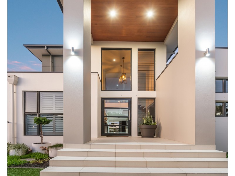 14 Royal Albert Crescent, Sovereign Islands QLD 4216