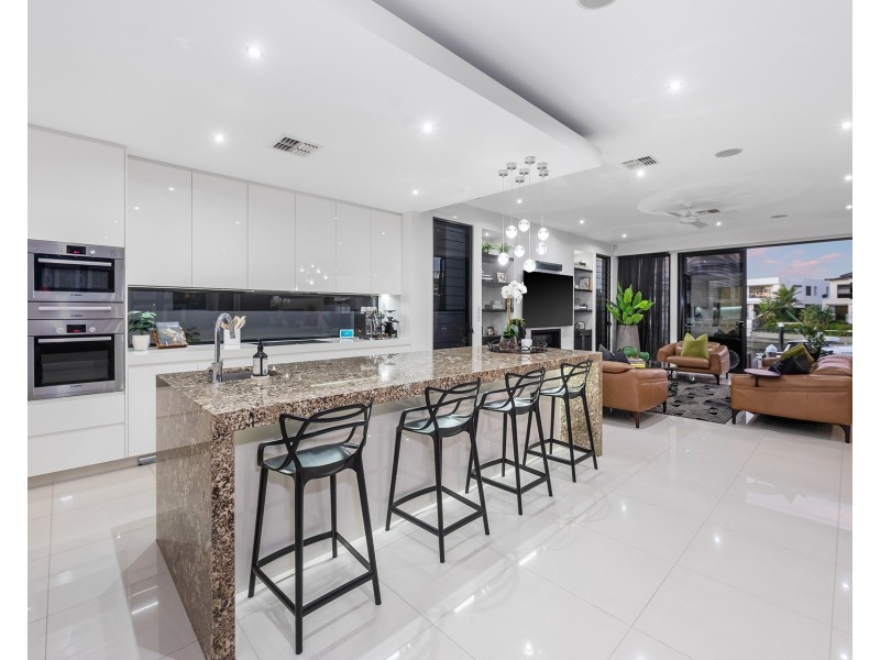 14 Royal Albert Crescent, Sovereign Islands QLD 4216