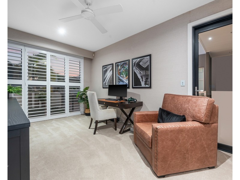 14 Royal Albert Crescent, Sovereign Islands QLD 4216