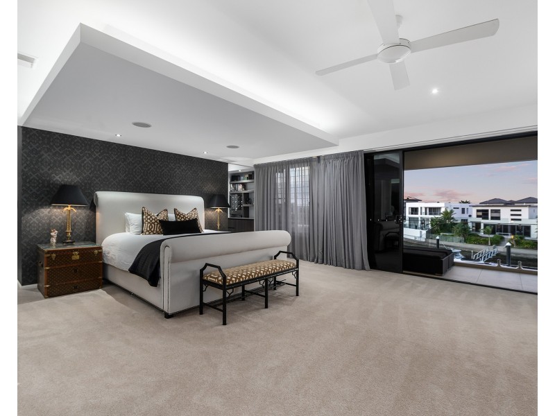 14 Royal Albert Crescent, Sovereign Islands QLD 4216