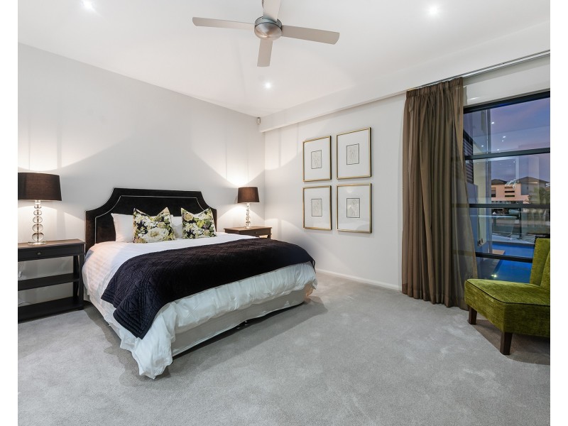 14 Royal Albert Crescent, Sovereign Islands QLD 4216