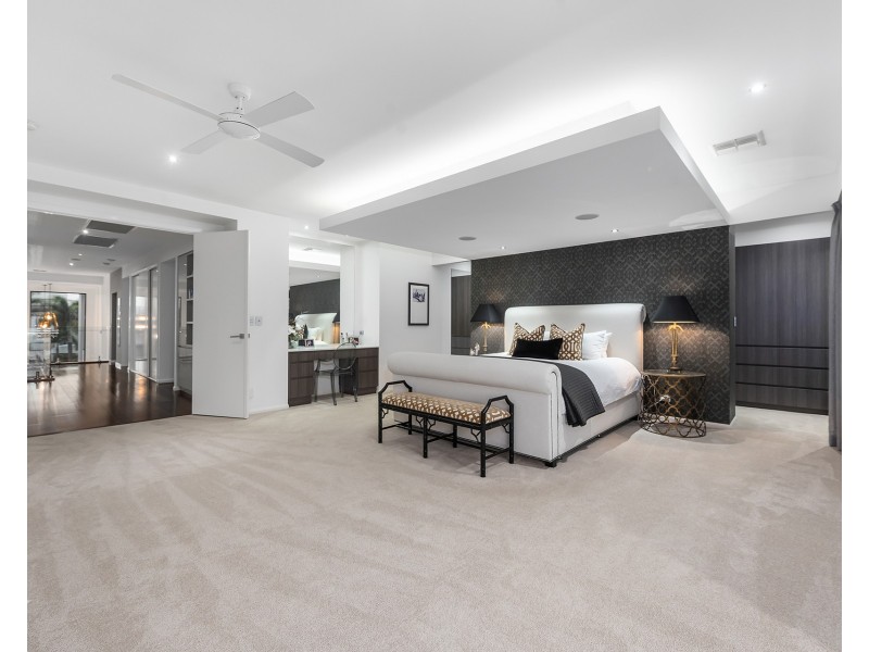 14 Royal Albert Crescent, Sovereign Islands QLD 4216