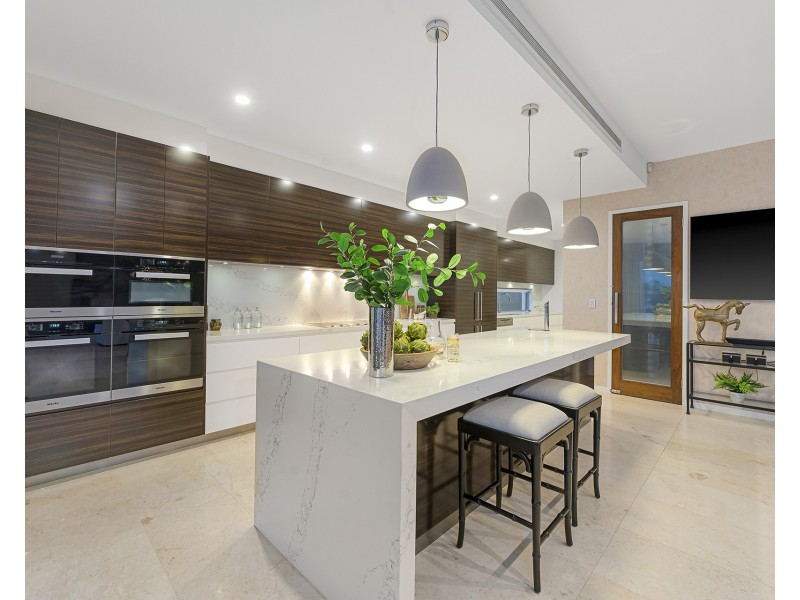 126 Amalfi Drive, Isle Of Capri QLD 4217