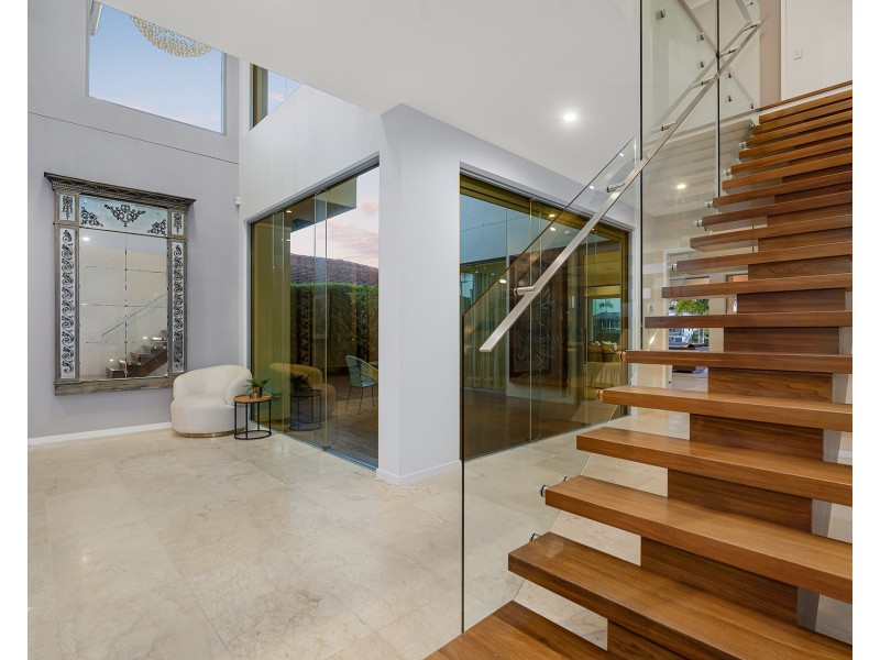 126 Amalfi Drive, Isle Of Capri QLD 4217