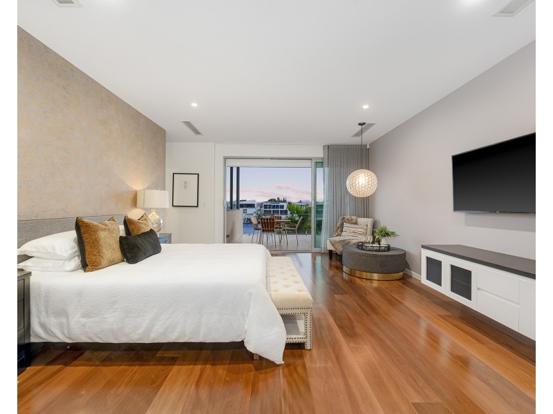 126 Amalfi Drive, Isle Of Capri QLD 4217