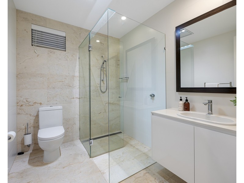 126 Amalfi Drive, Isle Of Capri QLD 4217