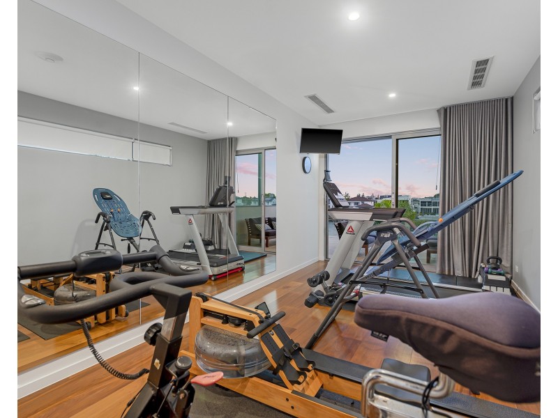 126 Amalfi Drive, Isle Of Capri QLD 4217