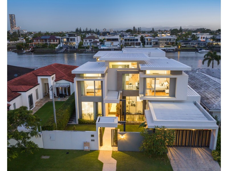 126 Amalfi Drive, Isle Of Capri QLD 4217