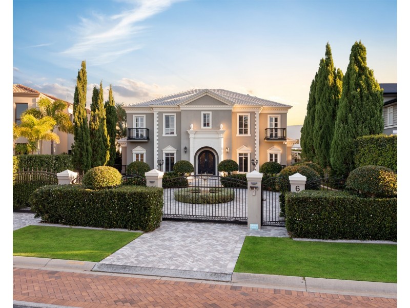 6 Queen Guineveres Place, Sovereign Islands QLD 4216