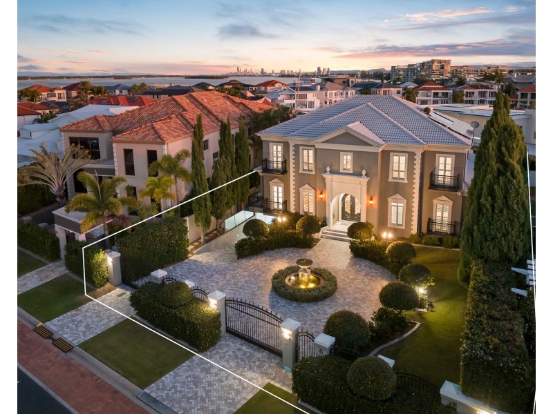 6 Queen Guineveres Place, Sovereign Islands QLD 4216