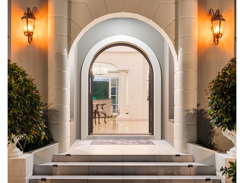 6 Queen Guineveres Place, Sovereign Islands QLD 4216