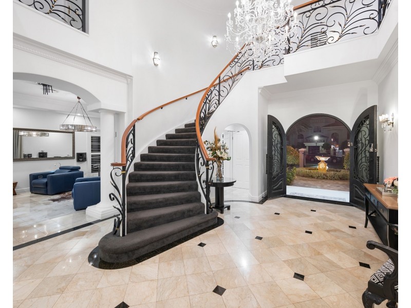 6 Queen Guineveres Place, Sovereign Islands QLD 4216