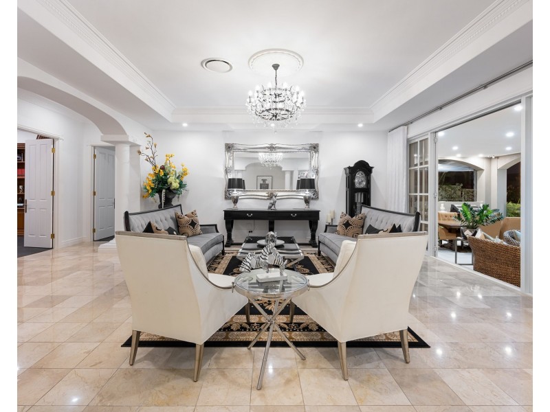 6 Queen Guineveres Place, Sovereign Islands QLD 4216