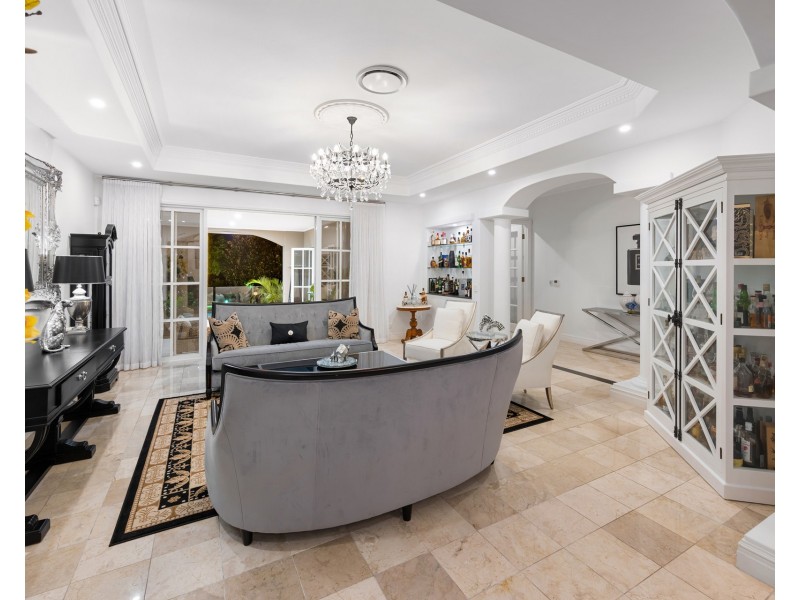 6 Queen Guineveres Place, Sovereign Islands QLD 4216