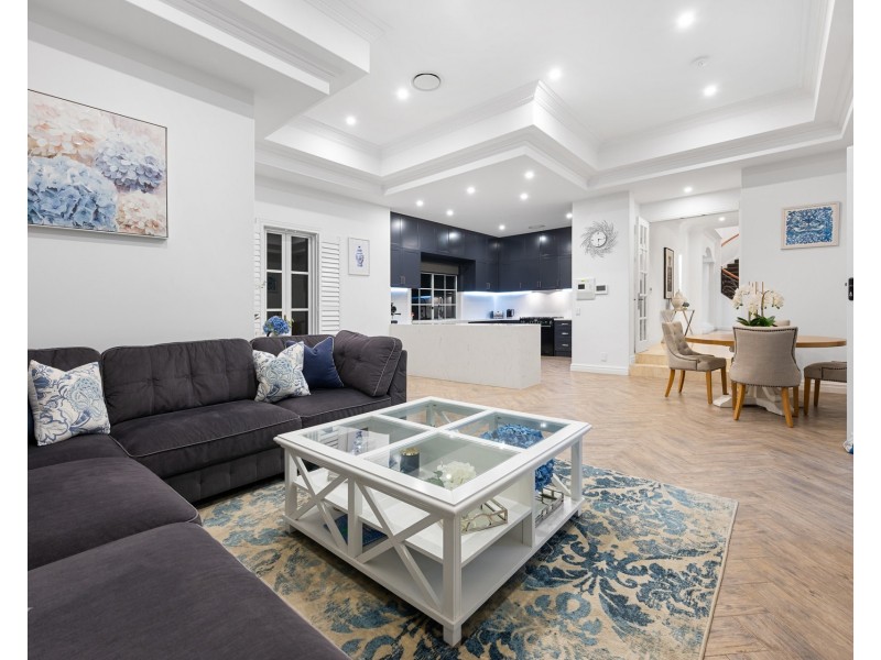 6 Queen Guineveres Place, Sovereign Islands QLD 4216