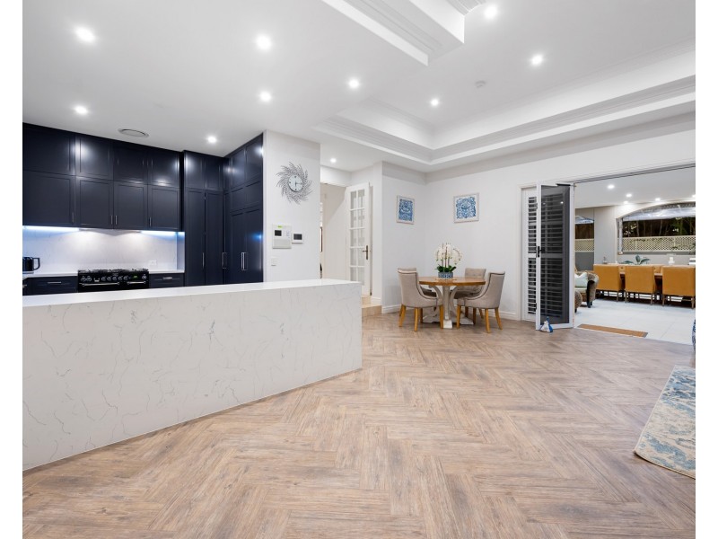 6 Queen Guineveres Place, Sovereign Islands QLD 4216