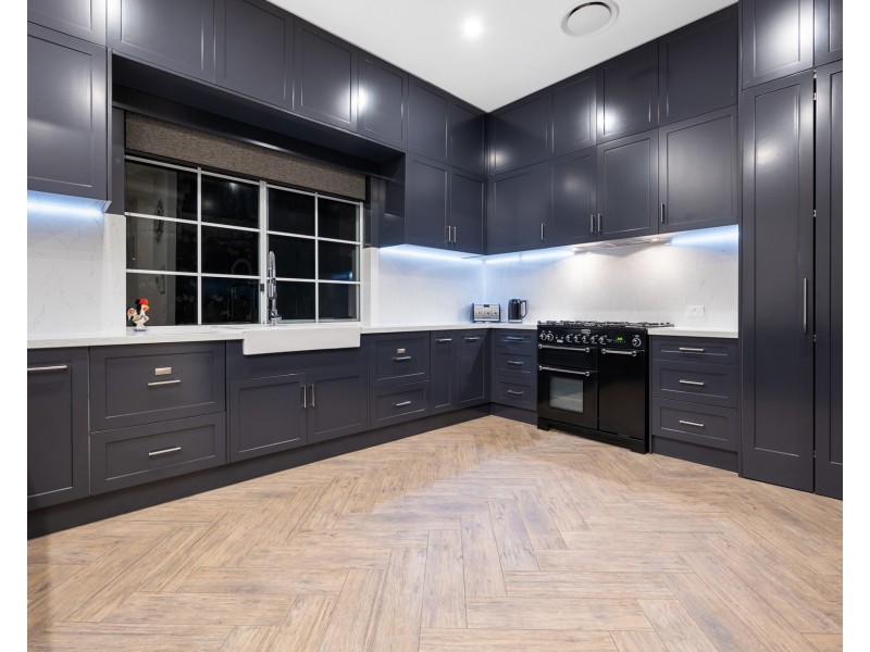 6 Queen Guineveres Place, Sovereign Islands QLD 4216