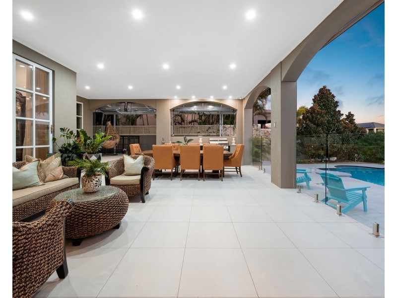 6 Queen Guineveres Place, Sovereign Islands QLD 4216