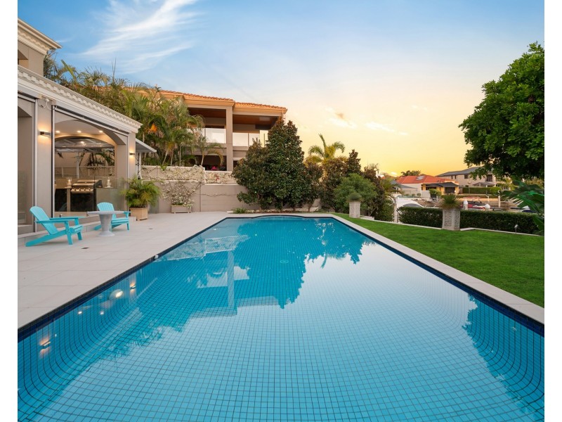 6 Queen Guineveres Place, Sovereign Islands QLD 4216