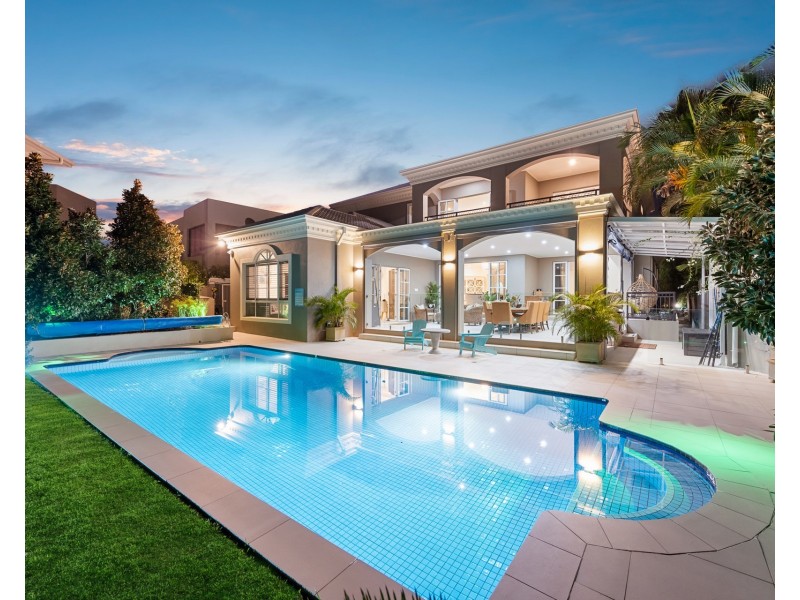 6 Queen Guineveres Place, Sovereign Islands QLD 4216